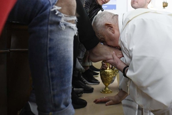 Italy – Pope Francis in tears, as he meets 12 young prisoners: 'Jesus is washing your feet today’