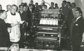 Portugal - Le P. Renato Ziggiotti bénit une nouvelle machine à imprimer