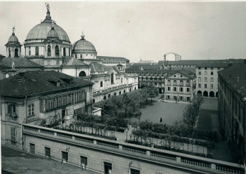 Turín, Italia - 1948 - El Santuario de María Auxiliadora y el primer patio de Valdocco