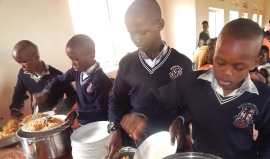 Uganda – Prawie 1700 uczniów ma zapewnione zdrowe posiłki dzięki współpracy “Salesian Missions” z “Rise Against Hunger”