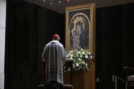 Vaticano – In centinaia in Piazza San Pietro per pregare per Papa Francesco