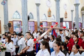 Vietnam – Accoglienza ed esaltazione della Santa Croce nella parrocchia di Trai Gao