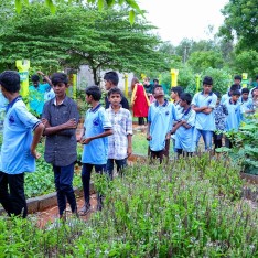 India - Potenziare i Giovani verso la Conservazione dell'Acqua:  Un Giorno di Apprendimento Gioioso in una Fattoria Agricola Eco-Sostenibile