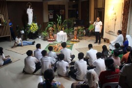 Philippines – Salesians Pray with Young People