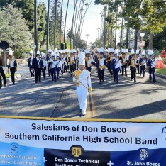 Stati Uniti – Talentuosi giovani musicisti delle scuole salesiane della California meridionale sfilano alla “2025 Tournament of Roses Parade”