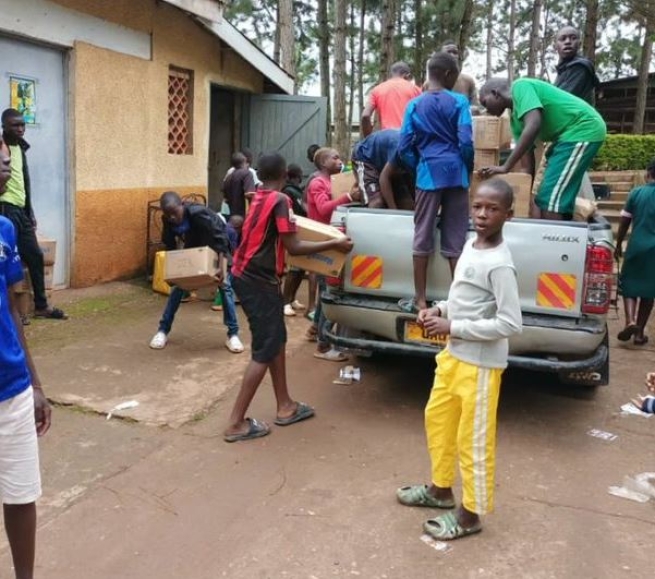 Uganda – Gli studenti più poveri possono continuare a frequentare la scuola grazie alle spedizioni di pasti a base di riso