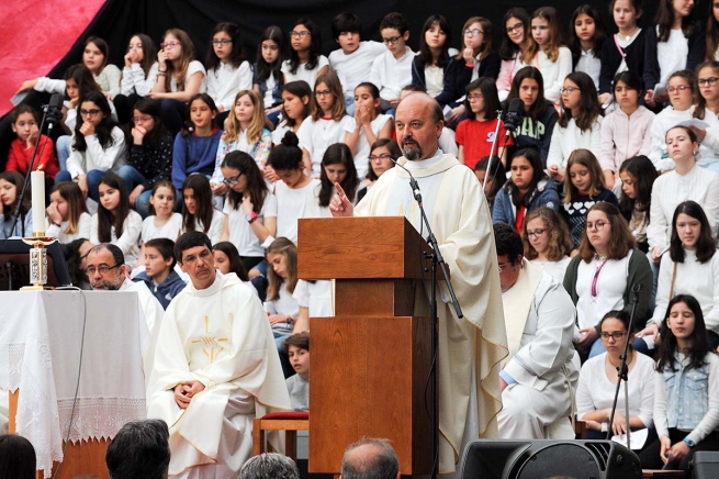 Portugal - Padre Stefano Martoglio preside la fiesta de María Auxiliadora con 2300 alumnos