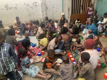 R.D. Congo - Comidas calientes distribuidas con motivo del Día Mundial del Niño Africano