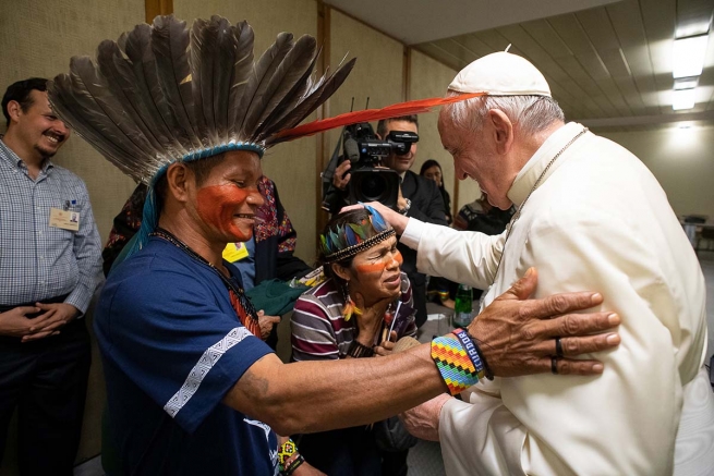 Vaticano – Papa Francesco incontra un gruppo di indigeni dell’Amazzonia