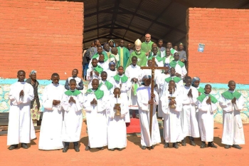 R.D. Congo - El Cardenal Salesiano Cristóbal López Romero, Arzobispo de Rabat, celebra la Misa dominical en la "Ciudad Mariana Don Bosco" de Lubumbashi