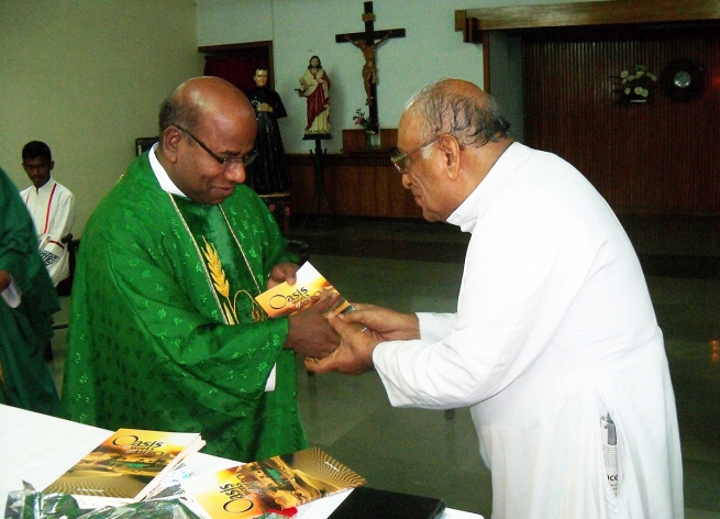 India - El P. Kanaga presenta el libro “Oasis de las Obras de Misericordia”