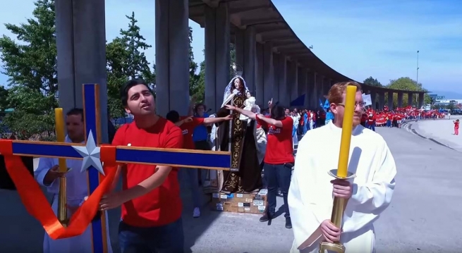 Cile – Il cardinale Ezzati partecipa con oltre duemila volontari al “Mannequin Challenge”