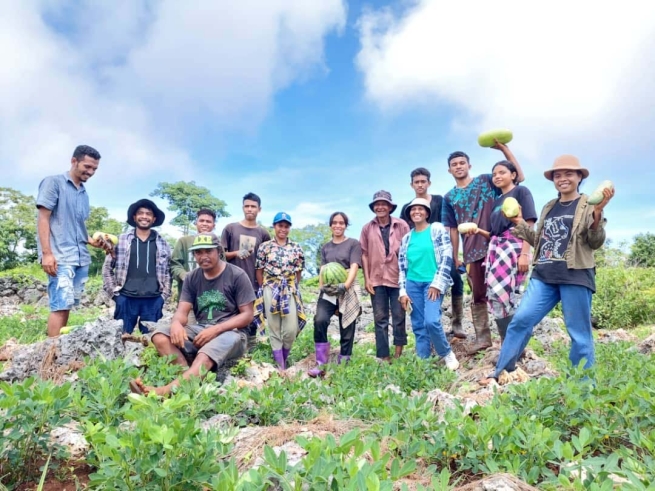 Timor Wschodni – Uczniowie ze szkoły rolniczej w Fuiloro biorą udział w programie szkolenia zawodowego