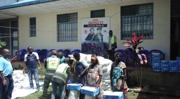 R.D. Congo - Los desplazados de guerra que volvieron a Don Bosco Shasha reciben donaciones de alimentos de los Salesianos