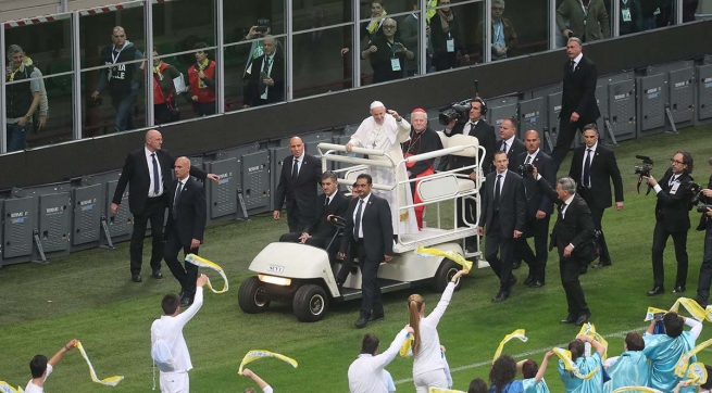 Italia - Francisco en San Siro recibido por 80 miles de jóvenes