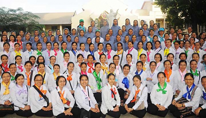 Vietnam - Tradicional encuentro de las muchachas en formación inicial