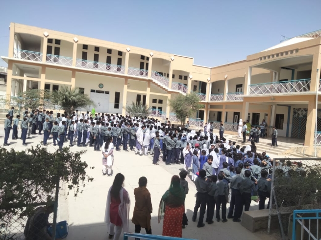 Pakistán – Estudiantes y profesores se benefician del “Proyecto agua limpia”
