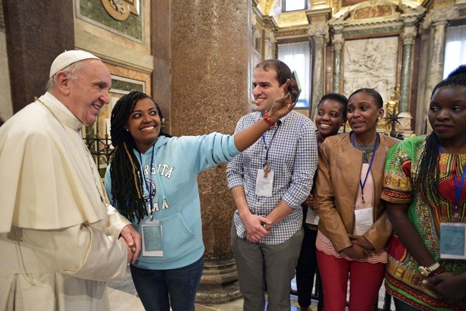 Italia – Papa Francisco "¡El mundo solo puede cambiar si los jóvenes están en camino!"