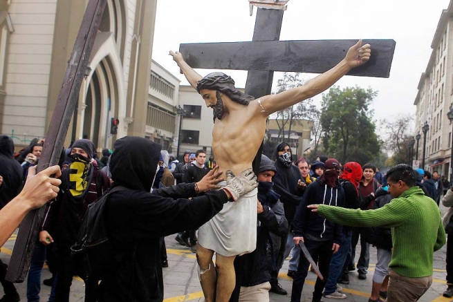 Chile – With covered faces they profane the “Gratitud Nacional” Church and destroy a Crucifix