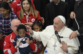 Vaticano – Il Papa: non dimentichiamo i poveri; i cristiani non si girano dall’altra parte