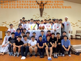 Corea del Sur - jóvenes salesianos en formación recuerdan a sacerdote mártir