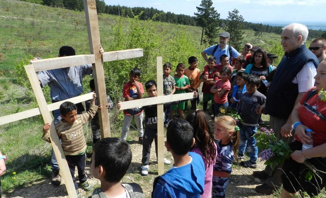 Bulgaria – Padre Basañes celebra el Vía Crucis con los niños y jóvenes de Stara Zagora