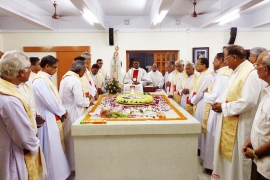 India - Los salesianos de Calcuta rezan en la tumba de la Madre Teresa