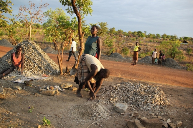 Uganda – Le donne di Palabek lavorano “spaccando le pietre”