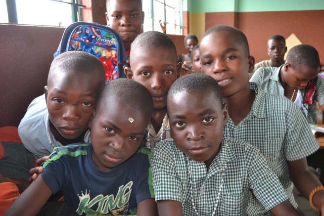 Zambie – Un programme d’eau à Makululu fournit de l’eau à plus de 1 500 jeunes