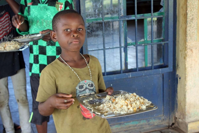 República Democrática del Congo – Los niños de la calle reciben donaciones de alimentos que les ayudarán a recuperar la salud
