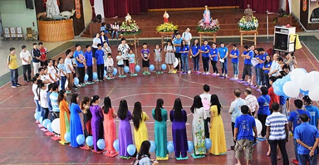 Taiwán - Rosario viviente en la parroquia multicultural