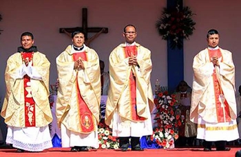 India - Ordenaciones Sacerdotal de Arnes y Kenny