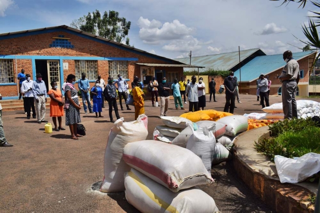 Rwanda – Aide fournie aux enseignants et employés des écoles pendant les mois où les salaires sont suspendus en raison de Covid-19