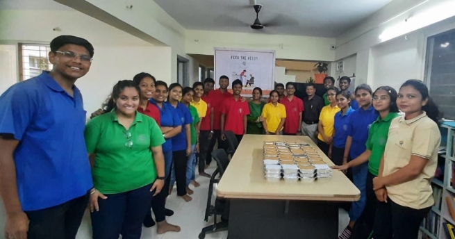 India – Feed the Needy Drive by Junior College Students