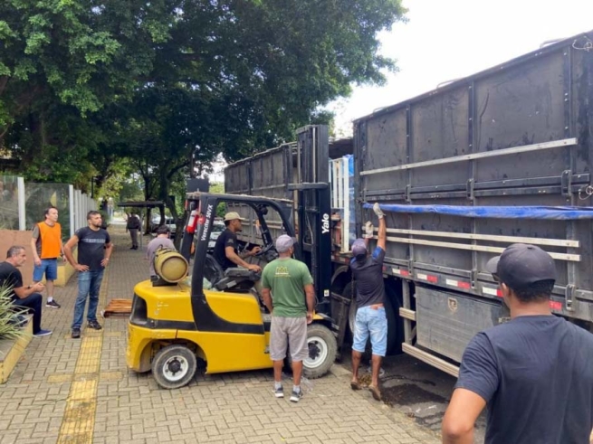 Brasile – Il Paese unito per il Rio Grande do Sul: ogni giorno arrivano donazioni all’Istituto “Dom Bosco” di Porto Alegre