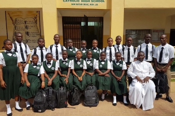 Liberia – Studenti del liceo incontrano il Preside prima degli esami