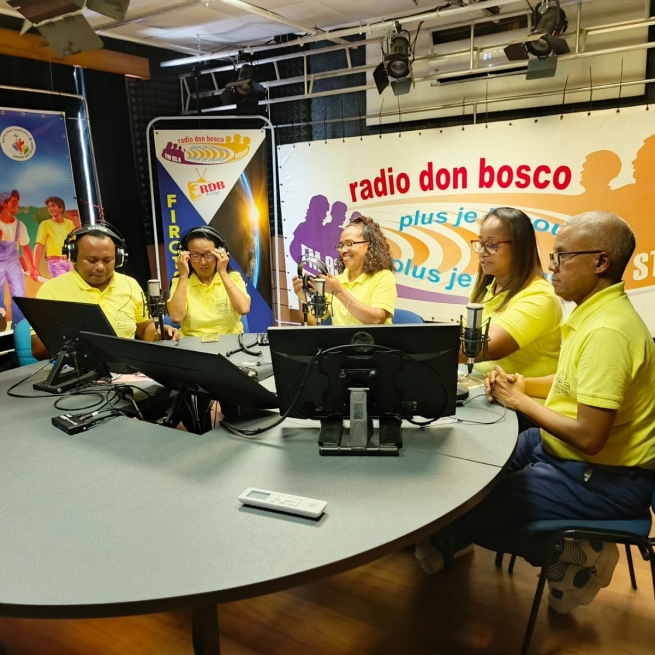 Madagascar – Desenvolvimento de habilidades para apresentadores de rádio e progresso tecnológico marcam o presente da Rádio Dom Bosco