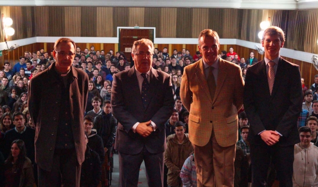 España - El Ministro del Interior, Juan Ignacio Zoido, celebra la Constitución Española entre los Salesianos de Triana