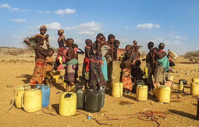 Kenya – Un pozzo nel deserto, dove la terra è arsa dal sole e la siccità è costante