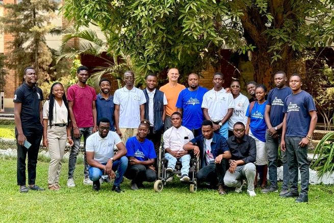 République Démocratique du Congo – Le P. Makuła tient la première Session de Formation en Journalisme Mobile aux Journalistes de la « Radio Don Bosco Lubumbashi »