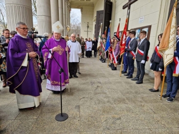 Polonia - Inauguración de una placa conmemorativa de dos salesianos que ayudaron a los judíos durante la Segunda Guerra Mundial en la Basílica de Varsovia