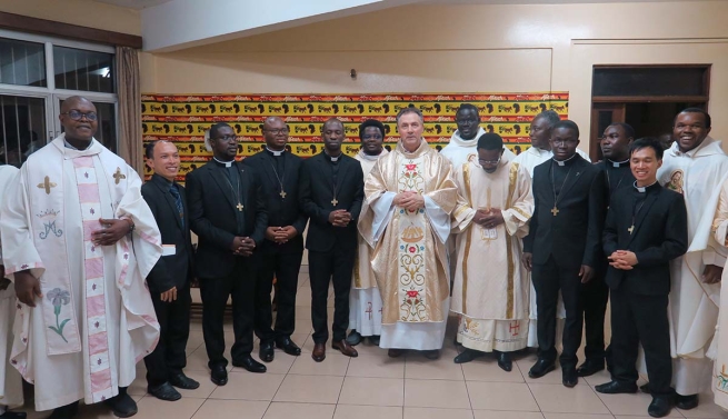 Camarões – O Reitor-Mor preside a Santa Missa e recebe as profissões perpétuas de sete Coirmãos salesianos