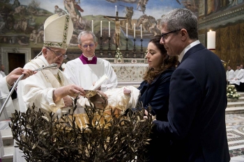 Vaticano - El Papa Francisco bautiza a 34 niños y niñas