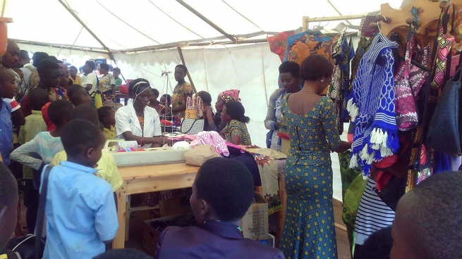 Rwanda – Esposizione e vendita di prodotti del laboratorio per ragazze madri