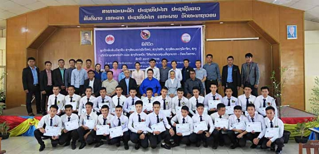 Laos - Ceremonia de premiación para 99 estudiantes