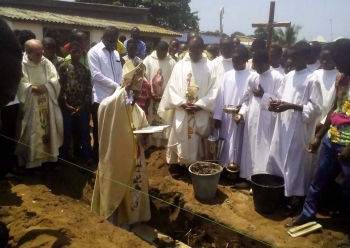 Togo - Nouveau curé et pose de la première pierre de la nouvelle église de St Mathieu