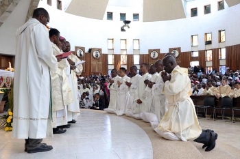 Kenia - Ordenaciones de 7 sacerdotes y 13 diáconos salesianos