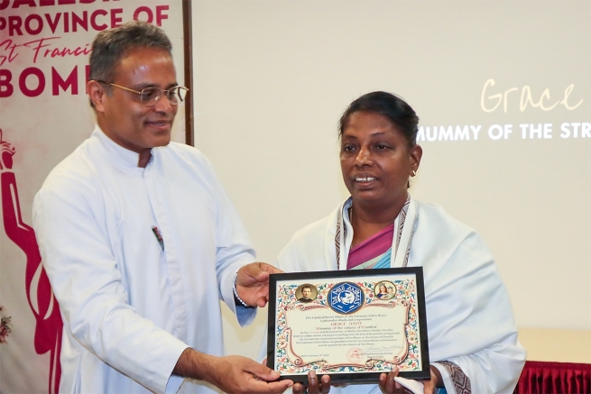 India – La sig.ra Grace John, “la mamma delle strade di Mumbai”, riceve un riconoscimento dal Consigliere Regionale don Biju Michael