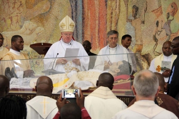 Kenia – Relikwia Ks. Bosko umieszczona na stałe w Sanktuarium pw. Maryi Wspomożycielki w  Upper Hill