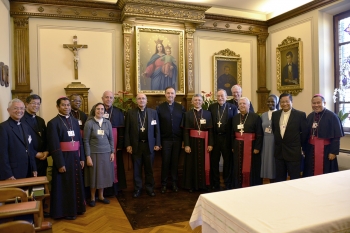 Vaticano - Visita de los participantes al Sínodo de los Obispos a la comunidad salesiana del Vaticano